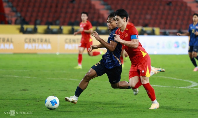 Đội trưởng Nguyễn Đình Bắc tranh bóng với hậu vệ Thái Lan trong trận chung kết bóng đá nam SEA Games 33. Ảnh: Đức Đồng