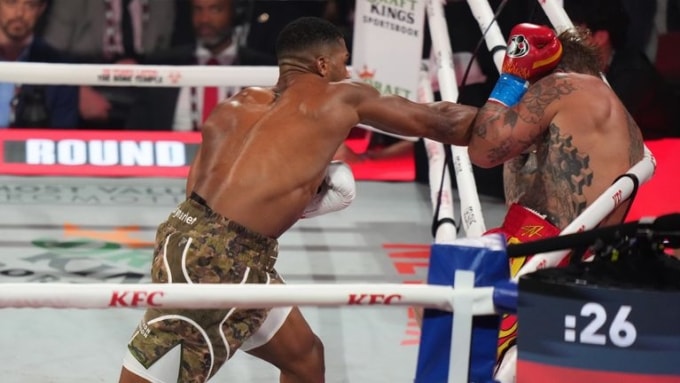 Joshua (trái) hoàn toàn dồn ép Paul. Ảnh: Sky Sport