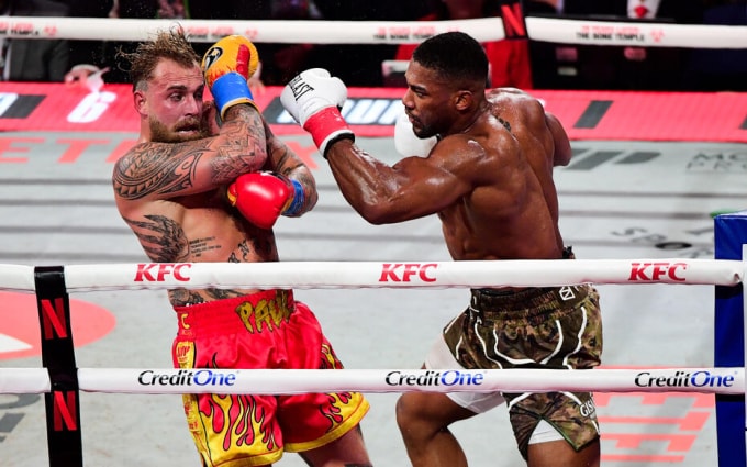 Anthony Joshua đấm vỡ hàm YouTuber Jake Paul trong trận so găng kỳ quặc