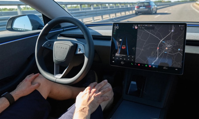 Công nghệ lái tự động hỗ trợ tài xế trên xe Tesla. Ảnh: Tesla