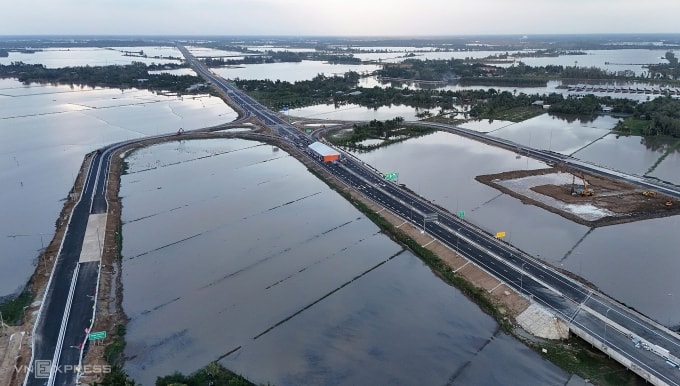 Đoạn cao tốc Cần Thơ - Hậu Giang thông xe kỹ thuật hôm 20/12. Ảnh:Huy Phong