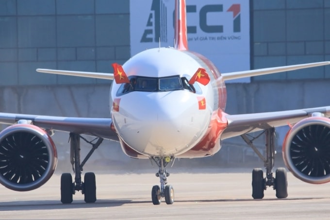 Máy bay Vietjet Air mang cờ đỏ sao vàng tại sân bay Long Thành. Ảnh: Phương Linh
