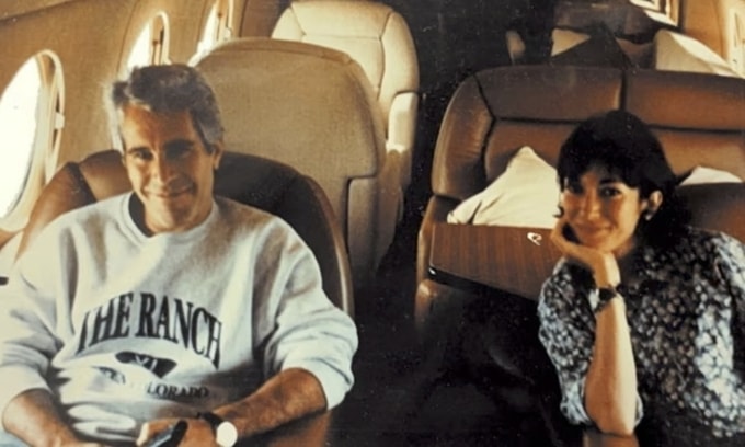 Jeffrey Epstein và đồng phạm Ghislaine Maxwell trong bức ảnh do Bộ Tư pháp Mỹ công bố ngày 19/12. Ảnh: Bộ Tư pháp Mỹ