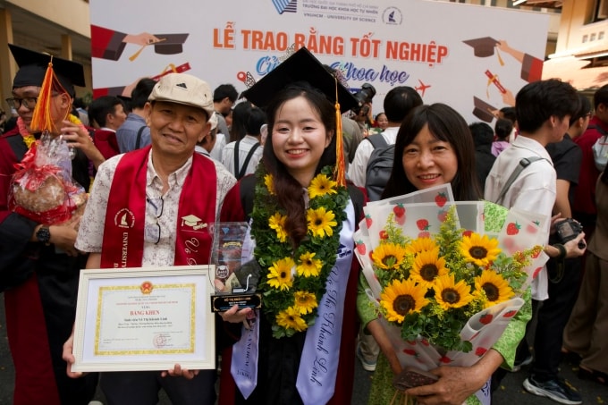 Linh và bố mẹ trong ngày tốt nghiệp ở trường Đại học Khoa học Tự nhiên TP HCM. Ảnh: Nhân vật cung cấp