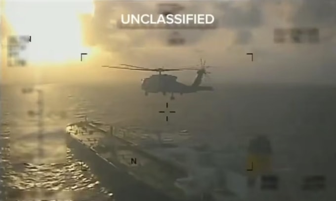 Ảnh cắt từ video do Bộ trưởng An ninh Nội địa Mỹ đăng tải cho thấy trực thăng của Mỹ tiếp cận một tàu chở dầu trên biển. Ảnh: CNN