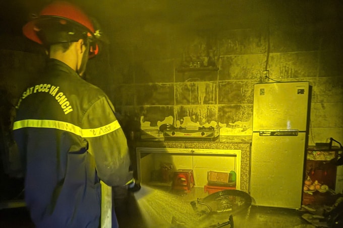 Cảnh sát xịt nước ở khu vực bếp căn nhà. Ảnh: Khánh Hương