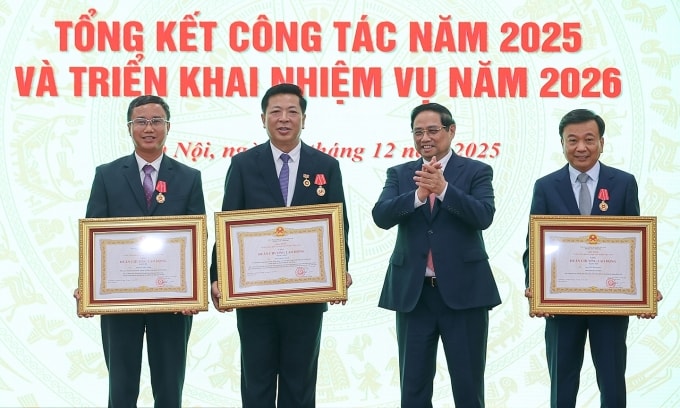 Thủ tướng Chính phủ Phạm Minh Chính trao tặng Huân chương Lao động cho các Lãnh đạo Bộ Xây dựng. Ảnh: VGP