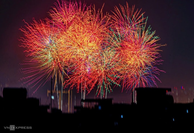 Hà Nội bắn pháo hoa ở khu vực đường đua F1 chào mừng 50 năm Ngày Giải phóng miền Nam, thống nhất đất nước, tháng 4/2025. Ảnh: Thanh Hải