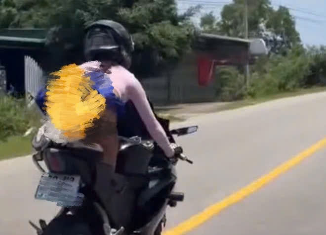 Người phụ nữ quốc tịch Nga lái xe phân khối lớn biểu diễn trên đường ở xã Cam Lâm. Ảnh: Công an Khánh Hòa