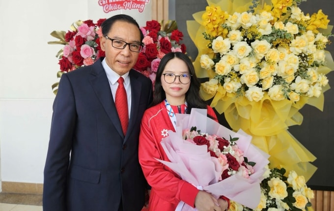 Duyên chụp ảnh cùng bố trong buổi khen thưởng của trường Đại học Ngân hàng TPHCM, ngày 21/12. Ảnh: Thanh Xuân