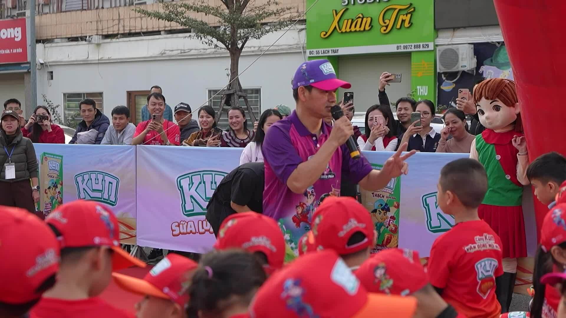 Xuân Bắc, Trường Giang chạy bộ dùng 2.000 runner nhí