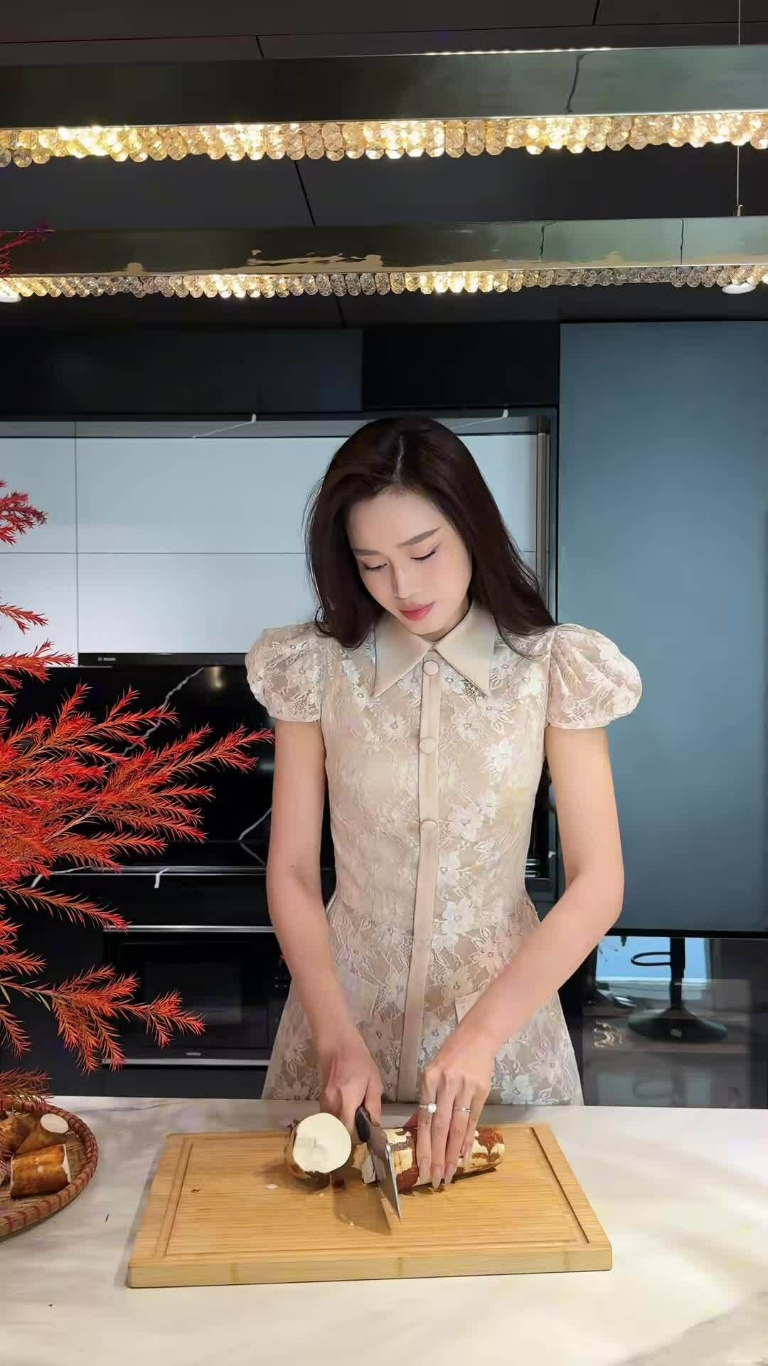 Đỗ Thị Hà chế biến chè mochi sắn dẻo