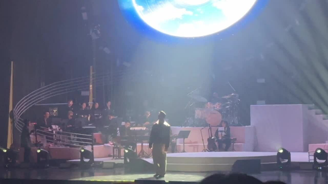 Khán giả vẫy đèn flash khi Lân Nhã hát 