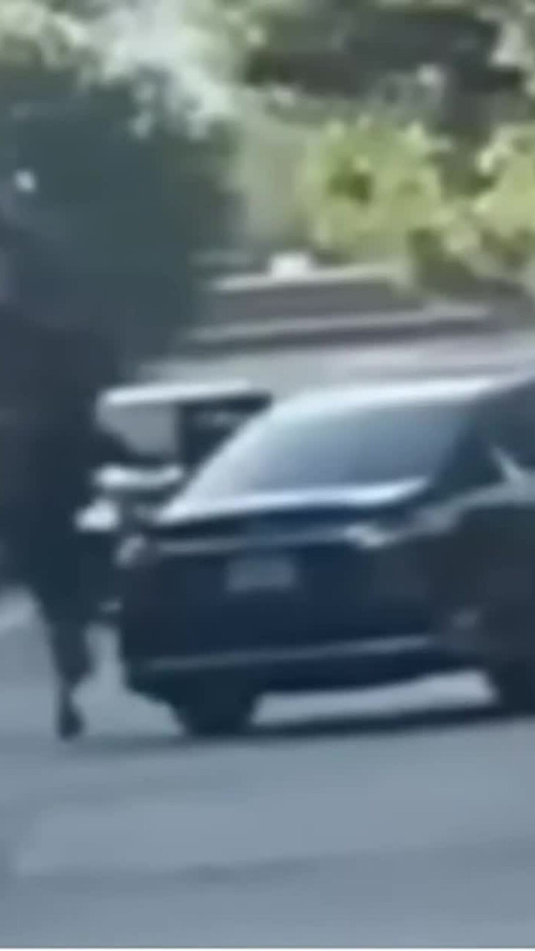 Ôtô đỗ trái phép bị kéo đi với một bé gái trên xe