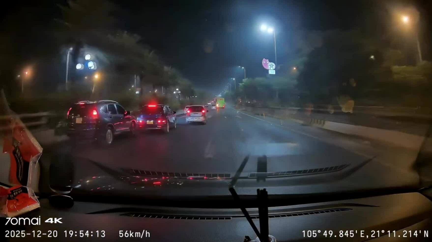 Xe con đánh lái không xi-nhan khiến hai xe khác vạ lây