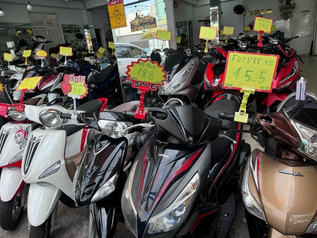 Thị trường xe máy cũ TP HCM vắng khách mua dịp Tết - Ảnh 1.