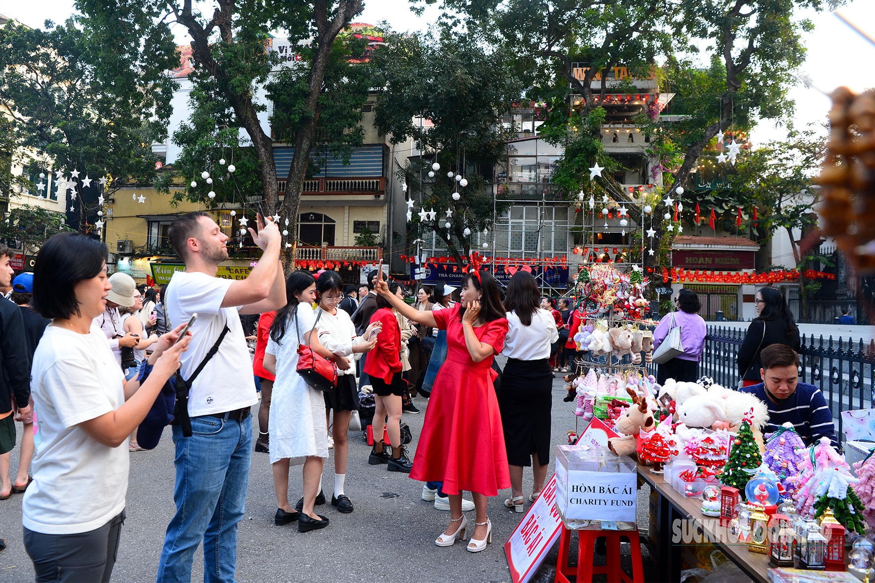 Nhà thờ Lớn mùa Noel - điểm đến của du khách- Ảnh 2.