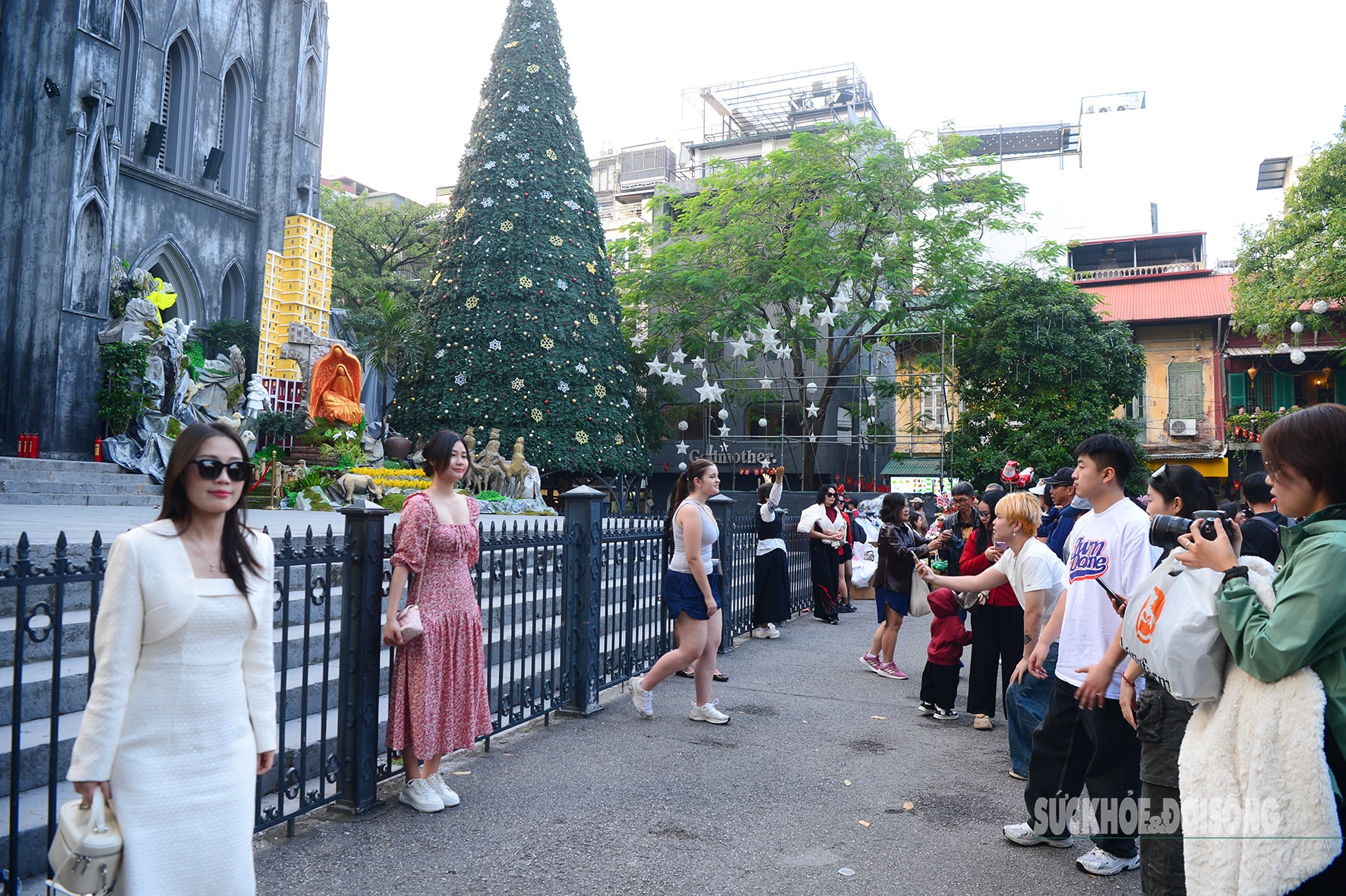 Nhà thờ Lớn mùa Noel - điểm đến của du khách- Ảnh 3.