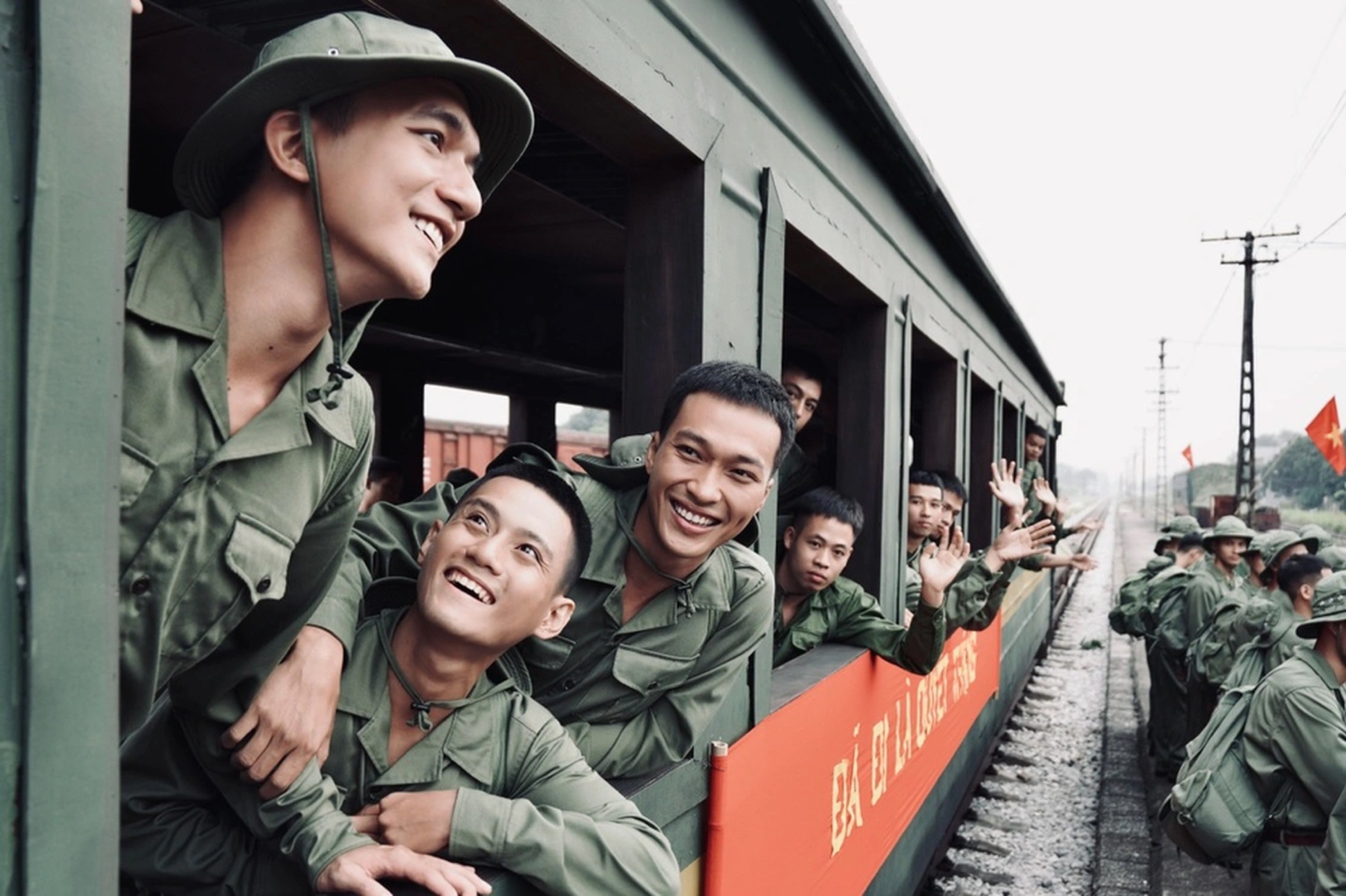 Trước đó, Đài Truyền hình Việt Nam từng phát đi thông báo Mưa đỏ lên sóng VTV8 và VTV3 nhưng không phát trên các nền tảng số khác vì lý do bản quyền.