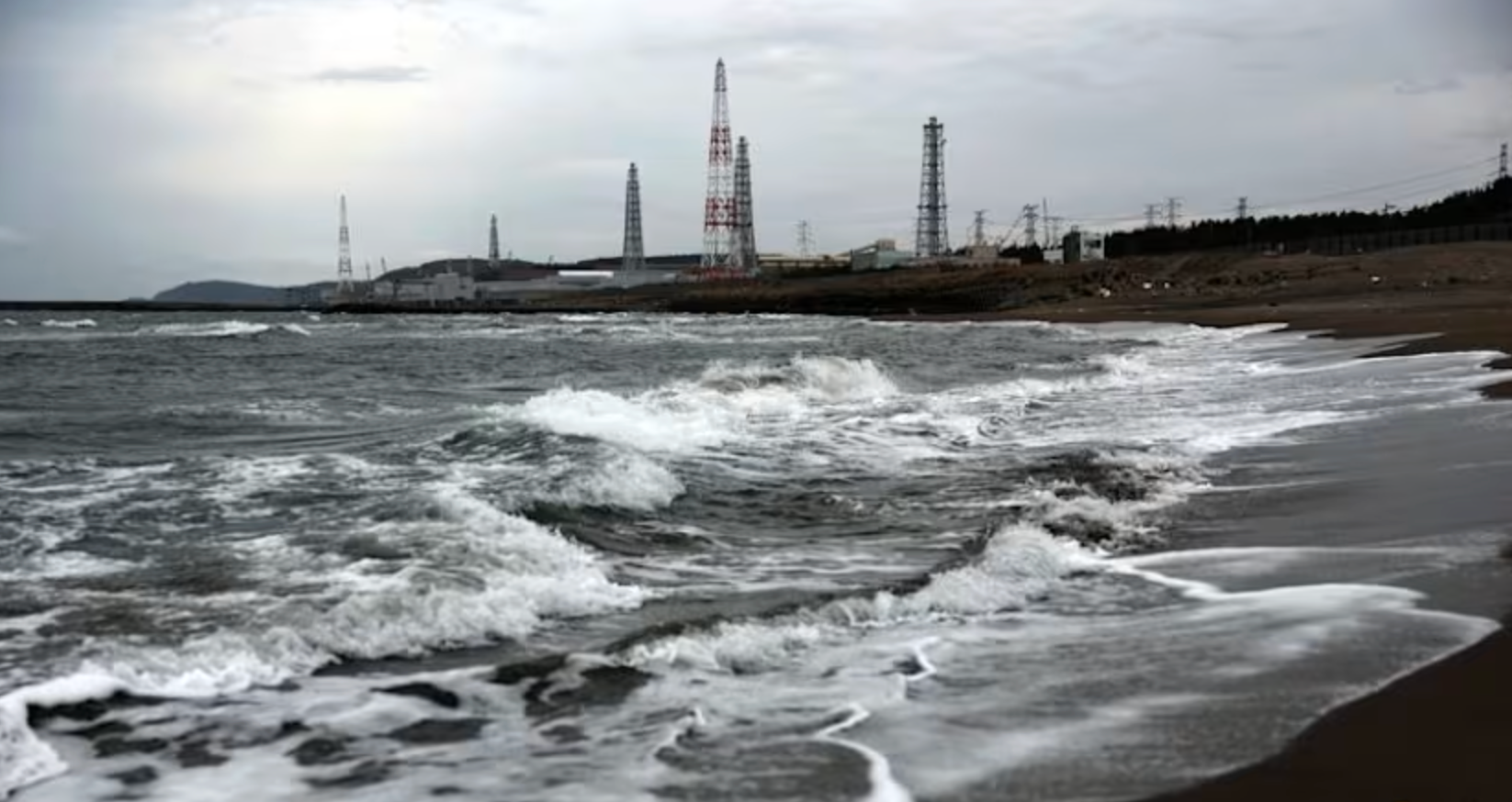 Nhà máy điện hạt nhân Kashiwazaki-Kariwa được nhìn thấy từ phía xa. (Ảnh: Reuters)