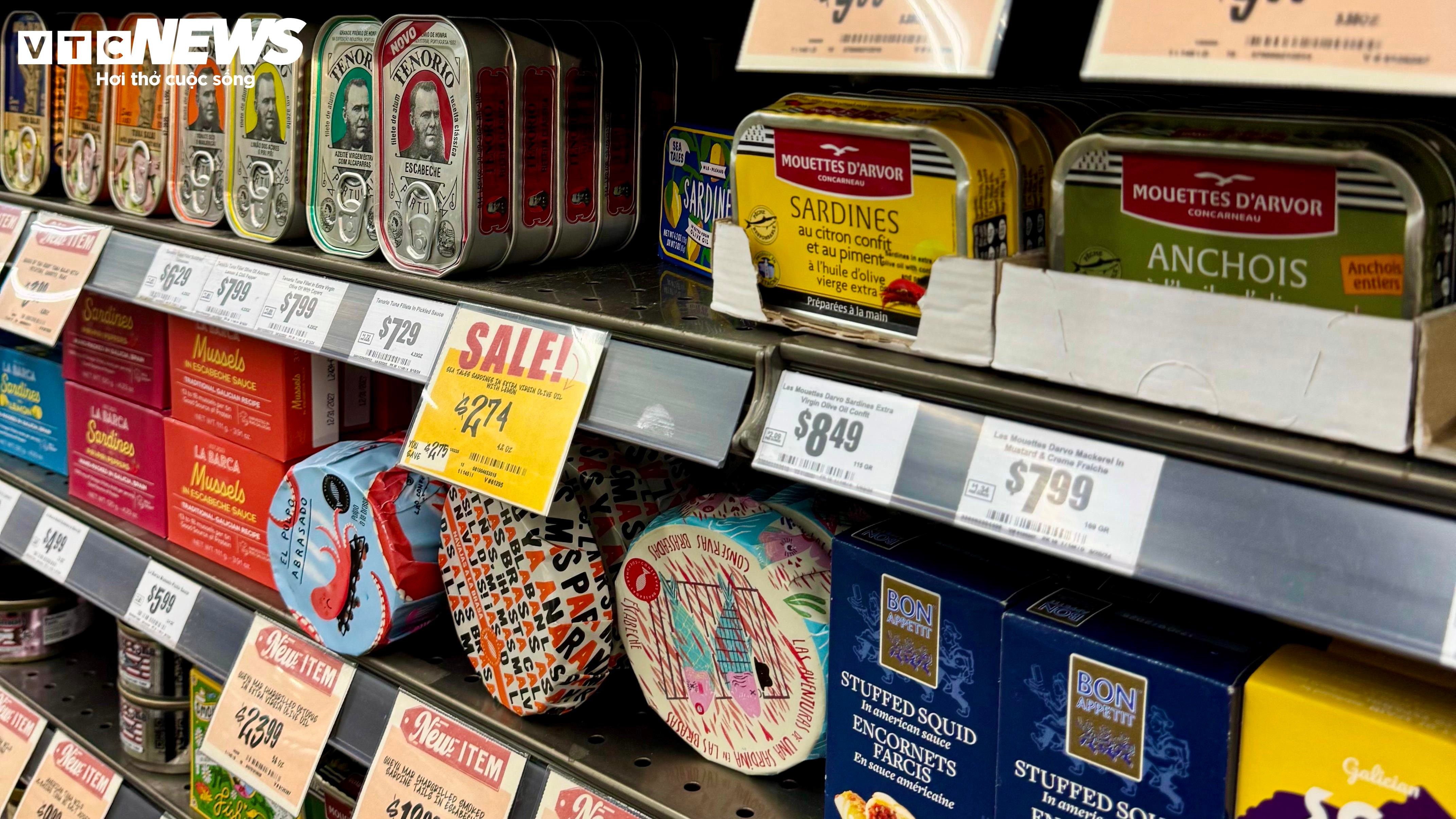 Nhiều người dân chuyển sang dùng đồ đóng hộp thay cho thực phẩm tươi sống để tiết kiệm chi phí, trong bối cảnh giá hàng tiêu dùng ở Mỹ neo cao. (Ảnh: Diễm Châu)