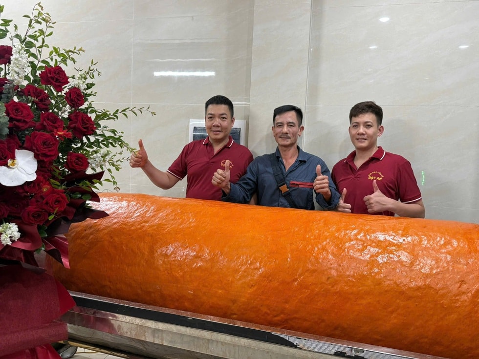 Cả làng làm chả quế khổng lồ 120kg, đãi khách Thủ đô thưởng thức - 1