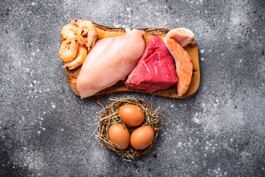 Cơ thể con người chỉ tự tổng hợp được một phần rất nhỏ, vì vậy phần lớn phải đến từ chế độ ăn uống