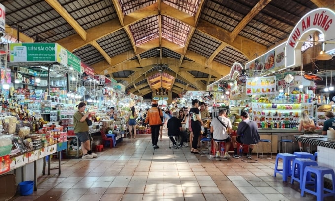Không gian khu ăn uống của chợ Bến Thành.