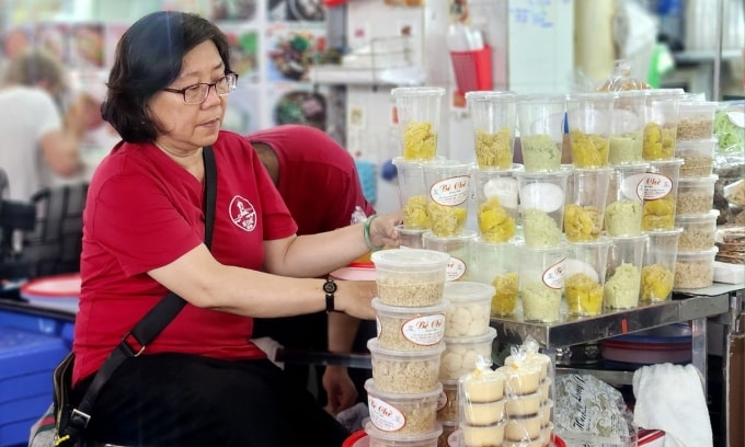 Bà Trinh, chủ tiệm, đang kiểm tra chè ship cho khách.