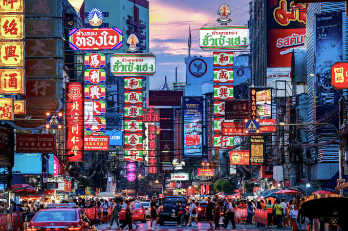 Du khách đi dạo tại khu phố Tàu ở Bangkok hồi tháng 5. Ảnh: Reuters