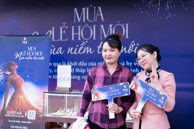 Chị em cùng lưu lại khoảnh khắc rạng rỡ tại ngày hội. Ảnh: Đình Tuấn