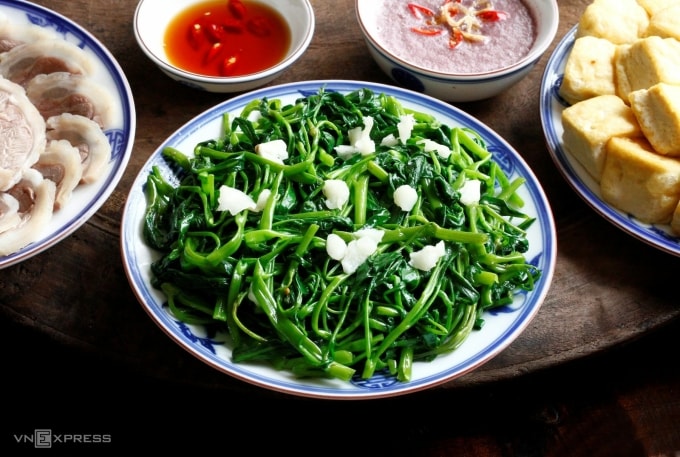 Mỡ lợn xào rau muống có độ mướt, thơm hơn. Ảnh: Bùi Thủy