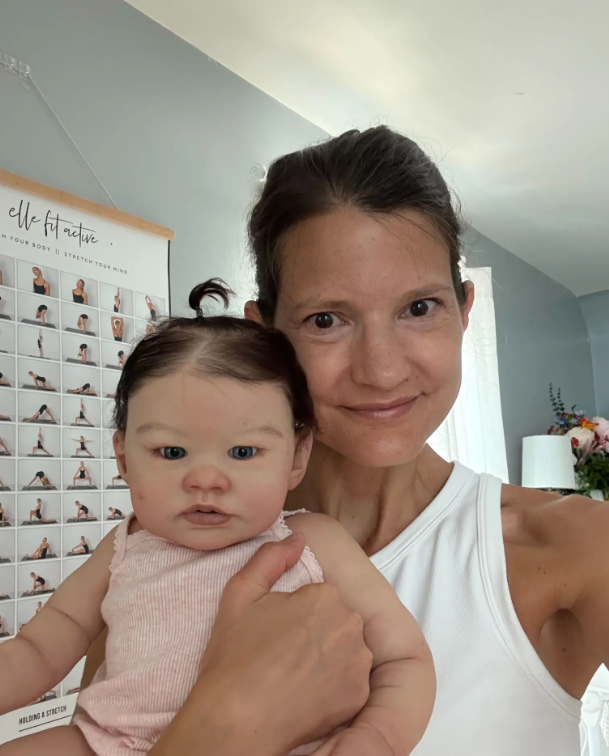 Gina Kasoff và con búp bê yêu thích Pippa. Ảnh: NY Post