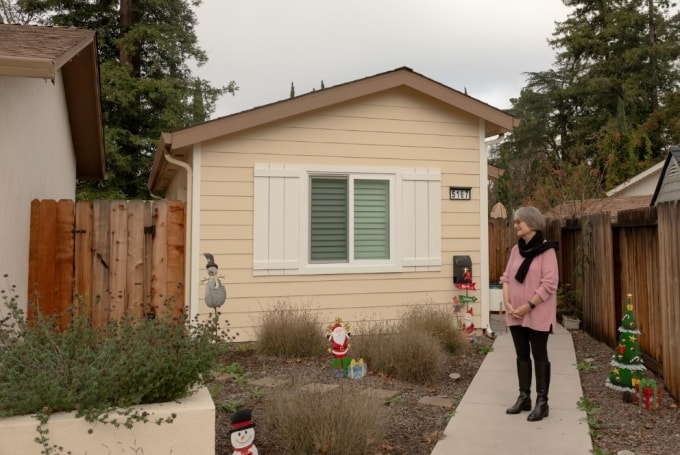 Jocelyn Combs đứng bên ngoài căn nhà phụ được xây dựng trên mảnh đất của bà. Ảnh: The Washington Post