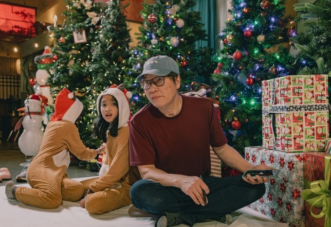 Nhạc sĩ Ngọc Lễ bên học trò nhí ở hậu trường quay MV. Ảnh: Nhân vật cung cấp