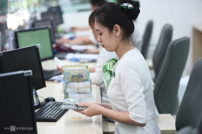 Giao dịch tại một chi nhánh ngân hàng thương mại. Ảnh: Giang Huy
