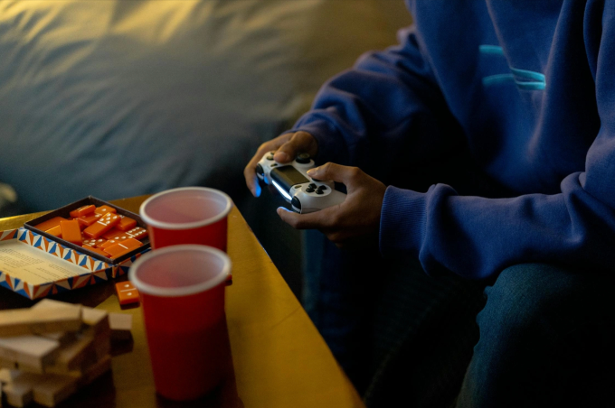 Nhiều trường hợp người trẻ thức khuya làm việc, chơi game dẫn đến nhiều hệ lụy sức khỏe. Ảnh minh họa: Pexels