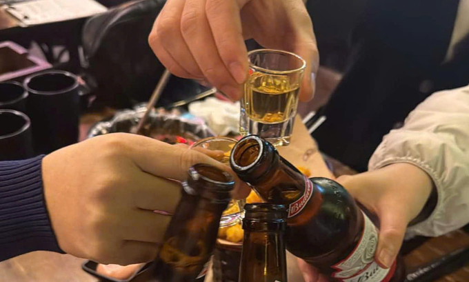 Xoa bóp bấm huyệt chỉ hỗ trợ giảm nhẹ triệu chứng say rượu nhẹ, không giải rượu hay trị ngộ độc nặng. Ảnh: Phương Hằng