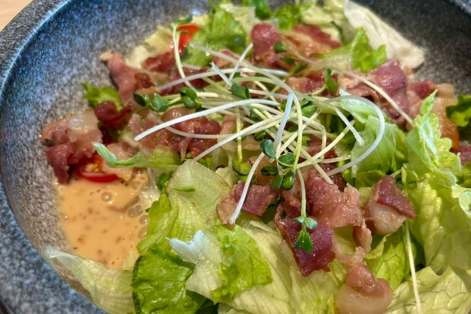 Một số nước sốt làm salad có thể gây đầy hơi nhanh. Ảnh: Anh Chi
