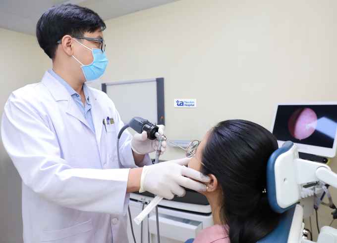Bác sĩ Phúc Anh đang nội soi mũi cho người bệnh viêm xoang. Ảnh: Bệnh viện Đa khoa Tâm Anh