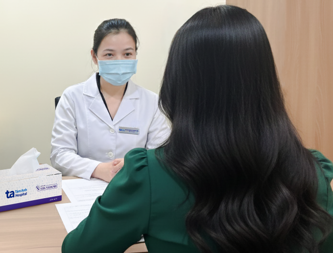 Bác sĩ Vân tư vấn cho chị Linh về cách chăm sóc da sau điều trị. Ảnh: Bệnh viện Đa khoa Tâm Anh