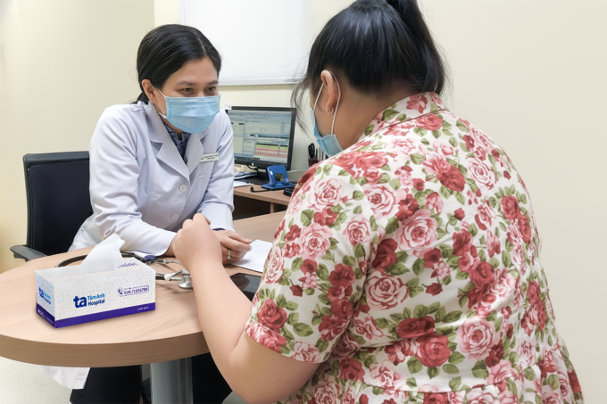 Bác sĩ Trâm phân tích các chỉ số khối cơ thể và tư vấn liệu trình giảm cân cho Ngọc. Ảnh: Bệnh viện Đa khoa Tâm Anh