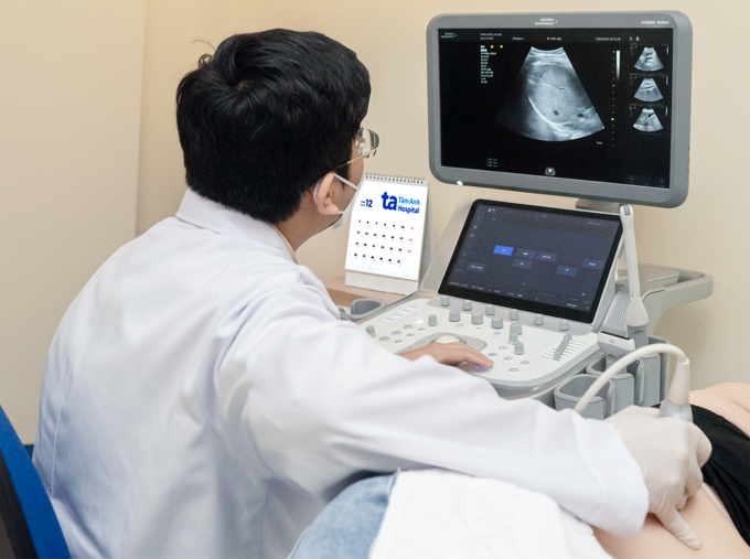 Bác sĩ siêu âm kiểm tra tình trạng gan nhiễm mỡ của người bệnh. Ảnh: Bệnh viện Đa khoa Tâm Anh