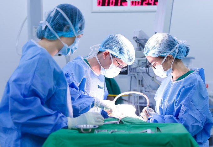 Êkíp phẫu thuật cắt vùng tổn thương ở mi mắt và tạo hình bằng vạt tại chỗ cho bà Phụng. Ảnh: Trung Vũ