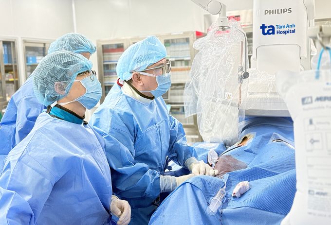 Bác sĩ can thiệp bít dù thông liên nhĩ cho bệnh nhân. Ảnh: Jaker Min