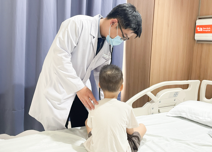 Bác sĩ Hiếu khám cho bé Trung. Ảnh: Bệnh viện Đa khoa Tâm Anh
