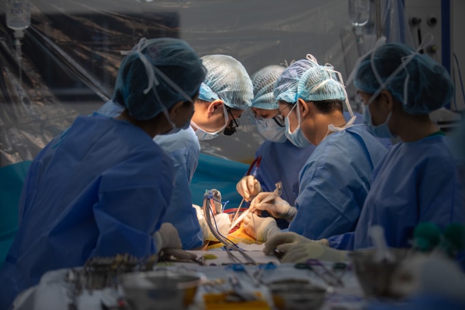 Các bác sĩ Bệnh viện Quân y 175 phẫu thuật ghép gan xuyên đêm cứu bệnh nhân. Ảnh: Bệnh viện cung cấp