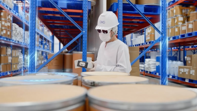 Nhân viên tại nhà máy sản xuất thuốc. Ảnh: Thanh Đoàn