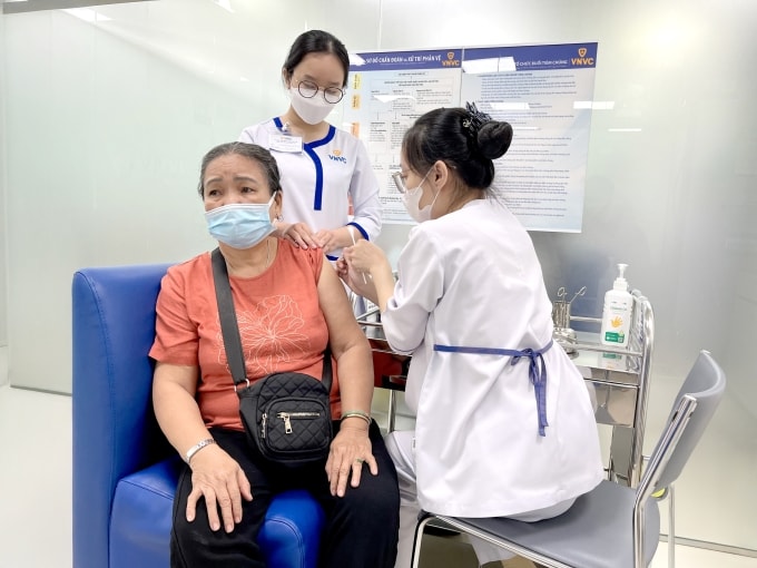 BàNguyễn Thị Dung tiêm vaccine zona thần kinh phòng bệnh tại Trung tâm VNVC Hoàng Văn Thụ, TP HCM ngày 20/11. Ảnh: Diệu Thuần