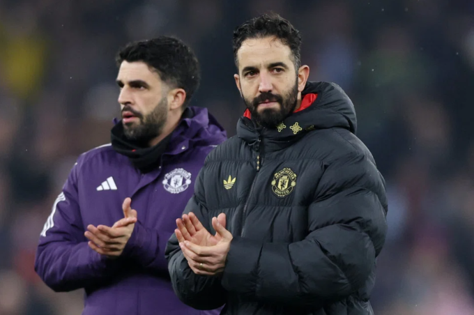 HLV Ruben Amorim (phải) vỗ tay tri ân người hâm mộ sau trận Man Utd thua Aston Villa 1-2 ở vòng 17 Ngoại hạng Anh trên sân Villa Park, Birmingham, Anh ngày 21/12/2025. Ảnh: Reuters